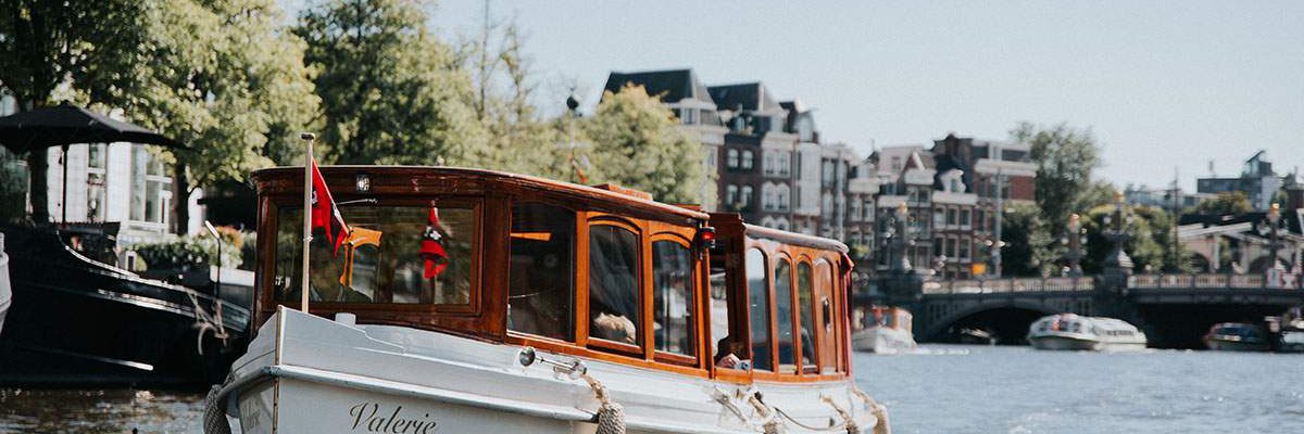 Prachtige salonboot huren in Amsterdam
