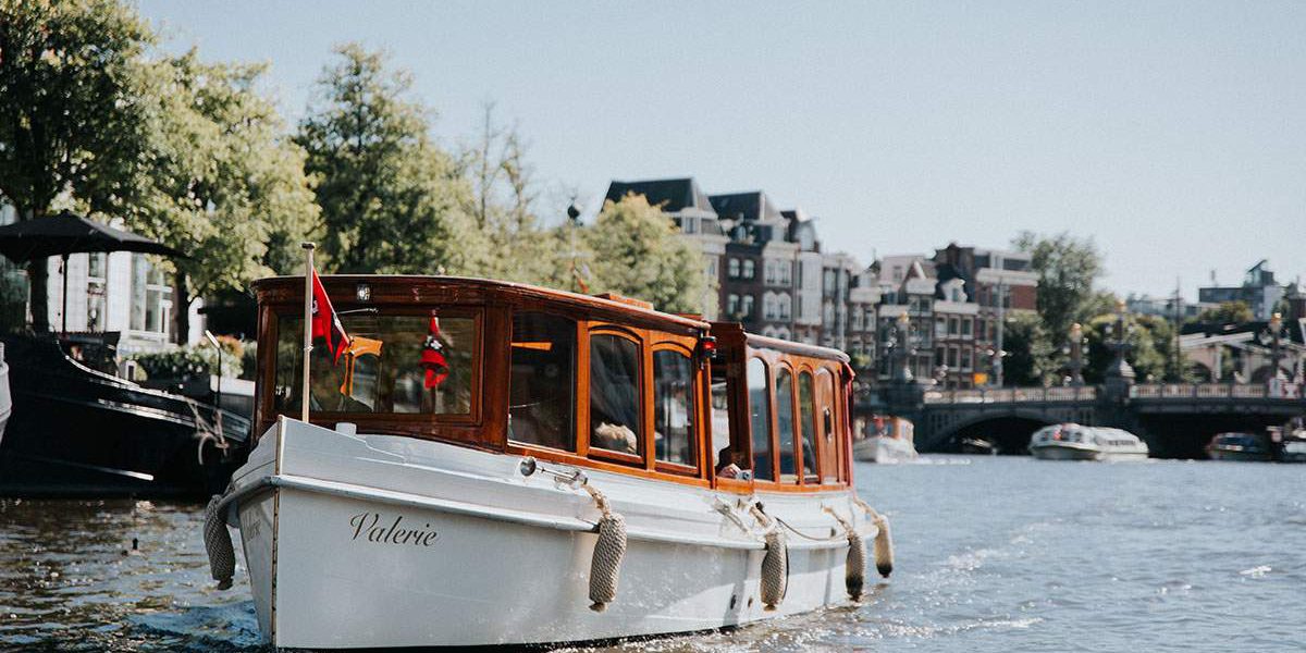 Prachtige salonboot huren in Amsterdam