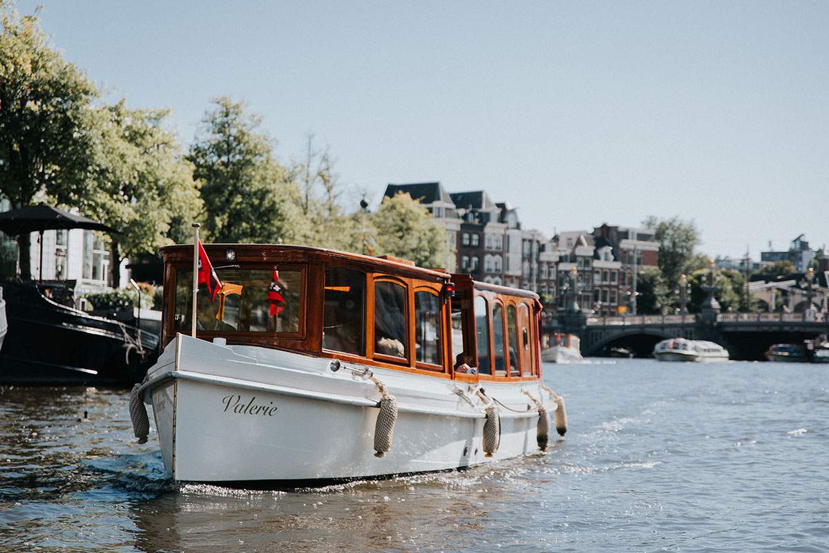 Prachtige salonboot huren in Amsterdam