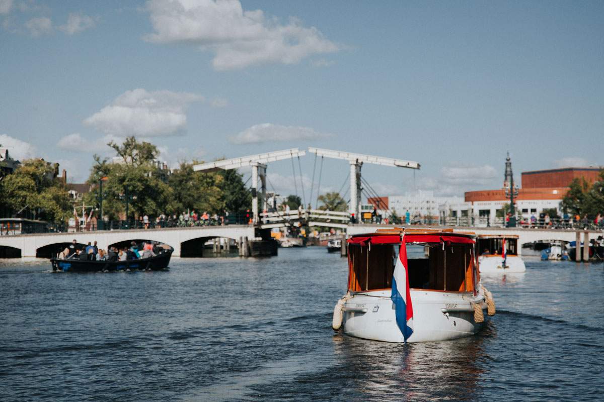 Het leukste uitje in het voorjaar? Maak een borrelvaart in Amsterdam!