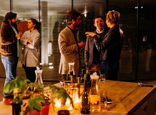 Een borrel met collega’s organiseren: zo pak je het goed aan