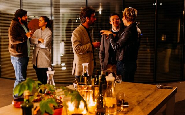 Een borrel met collega’s organiseren: zo pak je het goed aan
