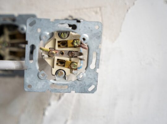 Wat doet een keuringsbedrijf van elektrische installaties?