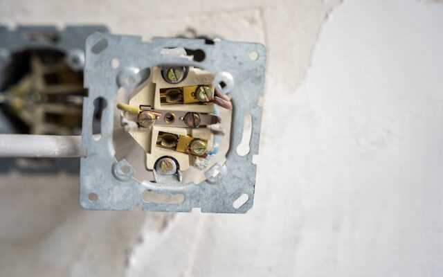 Wat doet een keuringsbedrijf van elektrische installaties?